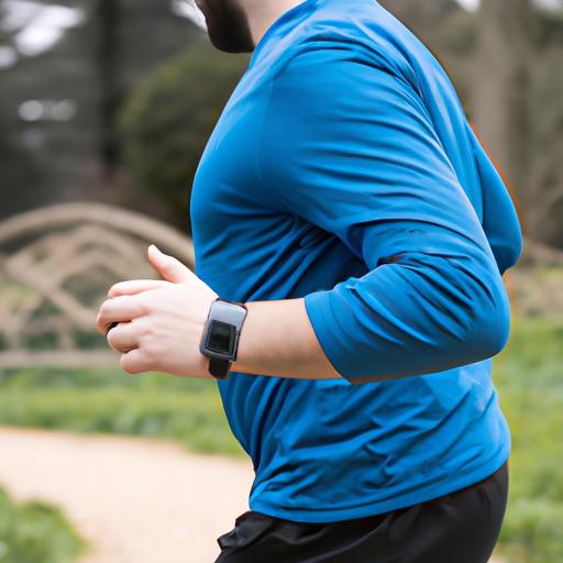 Một người chạy bộ trong công viên với một dây đeo giám sát nhịp tim